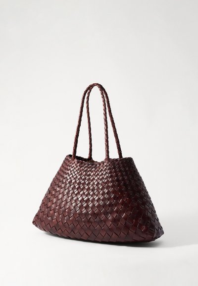 Τσάντα ώμου από υφασμένο δέρμα σε σκούρο μπορντό, με τριγωνικό σχήμα, δύο πλεχτές λαβές και υφή με γυαλιστερό φινίρισμα.