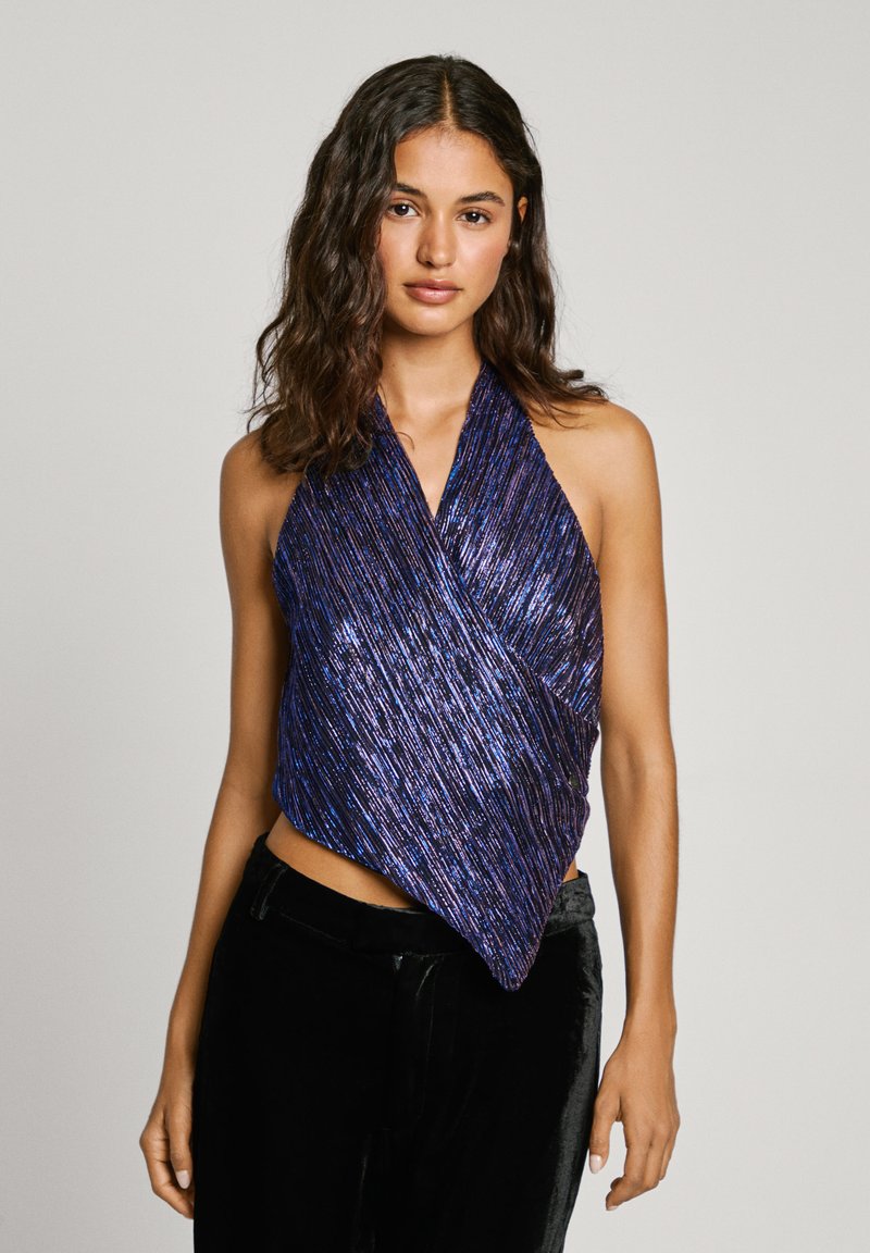 Top style halter en tissu violet irisé avec un design texturé et froissé. Présente un devant croisé en superposition et une silhouette courte.