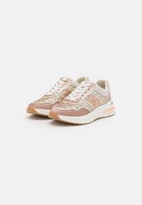 Baskets scintillantes en rose poudré et crème avec des accents pailletés ; bout arrondi, semelle rembourrée, dessus texturé et semelle extérieure en caoutchouc contrastée.