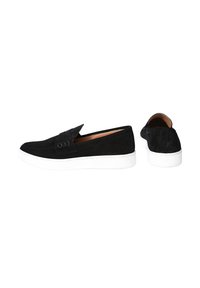 Scarpe slip-on in suede nero con suola in gomma bianca, caratterizzate da un design minimalista e dettagli di cucitura discreti, adatte per un look casual.