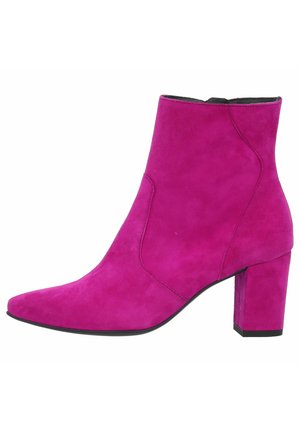 Bottine fuchsia avec un bout pointu et un talon bloc, fabriquée en daim doux avec une texture lisse et des détails de couture minimalistes.