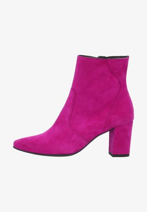 Bottine fuchsia avec un bout pointu et un talon bloc, fabriquée en daim doux avec une texture lisse et des détails de couture minimalistes.