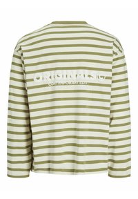 Camisa de manga larga a rayas en verde oliva y blanco. Presenta un cuello redondo y texto en negrita en la parte posterior. Fabricada con un tejido suave y ligero.