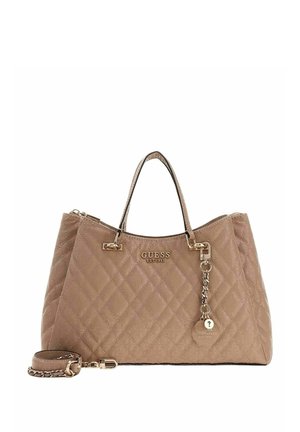 Sac à main beige matelassé avec deux poignées, ferrures dorées et une bandoulière amovible. Comprend une plaque avec logo et un pendentif décoratif.