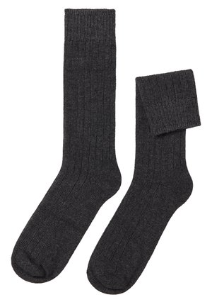 Dunkelgraue gerippte Socken mit weichem Material und elastischem Bund, die ein einheitliches Webmuster und abgerundete Zehen aufweisen.