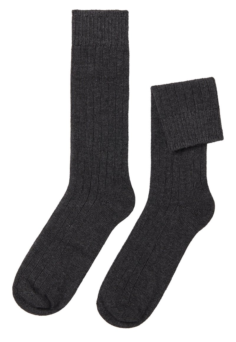 Mørkegrå ribbede sokker med en blød tekstur og elastisk top, der har et ensartet vævemønster og runde tåspidser.
