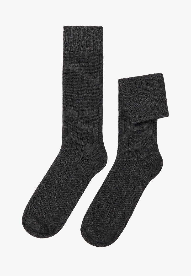 Mørkegrå ribbede sokker med en blød tekstur og elastisk top, der har et ensartet vævemønster og runde tåspidser.