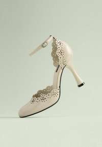 REGULAR FIT - TABITHA SIMMONS X ORTON ROUND TOE LASER CUT DETAIL  - Klassikalised kontsakingad - bone