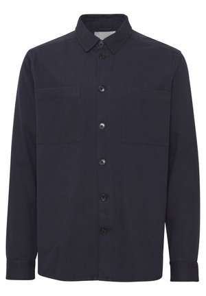 Camicia azzurra scuro con bottoni realizzata in cotone, con due tasche sul petto, colletto dritto e maniche lunghe con polsini abbottonati.