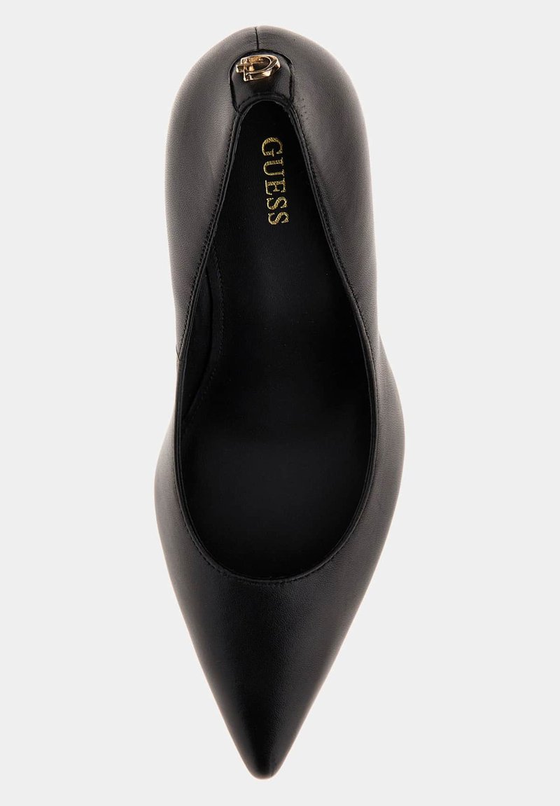 Scarpa nera in pelle con tacco alto e punta affilata, caratterizzata da un accento dorato con logo sul tacco. Texture liscia, design elegante e aperture sui lati.