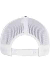 Hvit mesh-cap med en solid hvit plast justerbar stropp, med en marineblå aksent på toppen og en teksturert overflate.