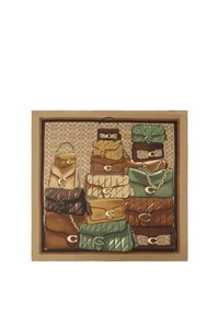Pañuelo cuadrado que presenta una disposición de bolsos acolchados marrones, beige y verdes con cadenas doradas y adornos de logotipo.