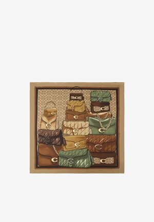 Foulard quadrato con un motivo di borse a tracolla in brown, beige e verde, con catene dorate e decorazioni con logo.
