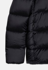 Giacca a vento nera con design trapuntato, texture liscia e tasca con zip sul maniche sinistro.