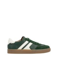 Grön och vit sneaker med mocka och textur lädermaterial, med vita ränder, rund tå och brun gummisula.