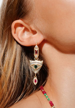 Die goldenen Tropfenohrringe verfügen über ein filigranes Design mit roten und grünen Edelsteinen, dekorativen Akzenten und diamantähnlichen Verzierungen.