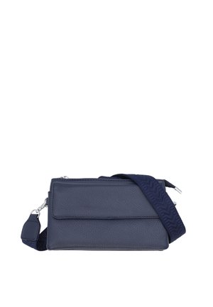 Borsa a tracolla in pelle strutturata blu navy con tracolla larga regolabile e tasca anteriore con patta su sfondo bianco.
