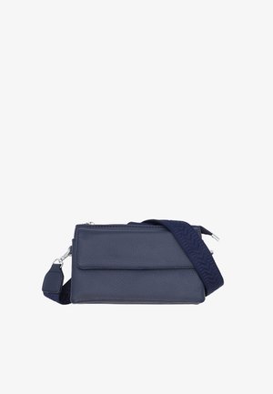 Borsa a tracolla in pelle strutturata blu navy con tracolla larga regolabile e tasca anteriore con patta su sfondo bianco.