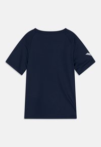 T-shirt bleu marine à manches courtes en tissu lisse ; doté d'un col rond et d'un petit logo blanc sur l'épaule gauche.