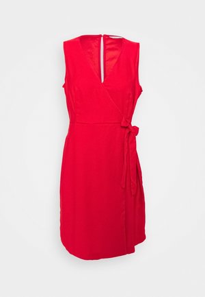 Rød omslagskjole lavet af glat stof, med en dyb V-neck, ærmeløs design, taljebånd og lynlås lukning i ryggen.