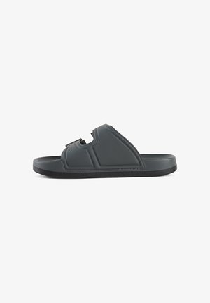 Sandalia de slip-on de color gris oscuro hecha de plástico suave. Cuenta con una sola correa ajustable y una suela texturizada para mayor agarre. Forma contorneada con acolchado.