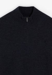 Donker marineblauwe pullover met een hoge kraag en een halve rits. Gemaakt van zacht, gestructureerd materiaal met een gladde afwerking en minimale merkontmoeting.