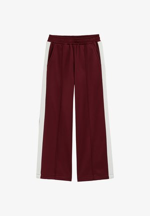 Vínové nohavice širokého strihu s bielymi bočnými pásmi, elastickým pásom a viditeľnými prednými vreckami na bielom pozadí.