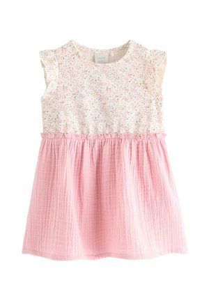 Kjole til småbørn med hvidt blomsterprint på toppen, flæseærmer og tekstureret, pink, samlet nederdel.