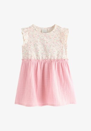 Kjole til småbørn med hvidt blomsterprint på toppen, flæseærmer og tekstureret, pink, samlet nederdel.