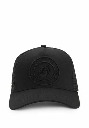 Casquette trucker noire en mesh avec une visière courbée et un logo circulaire en relief représentant une feuille et du texte sur le panneau avant.