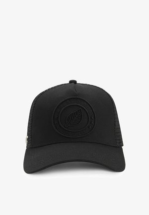Casquette trucker noire en mesh avec une visière courbée et un logo circulaire en relief représentant une feuille et du texte sur le panneau avant.