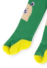 Grüne Socken mit einer strukturierten Strickware, die ein Bärendesign in Beige und Lila zeigt. Die Zehen und Fersen sind in leuchtendem Gelb akzentuiert.