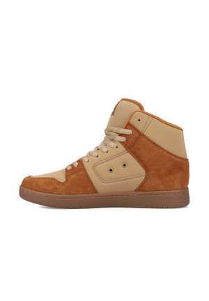 Hochschnittige Sneaker aus braunem und beigem Wildleder mit einer glatten Lederüberlage, ausgestattet mit einem gepolsterten Kragen, Ösenakzenten und einer Gummisohle.