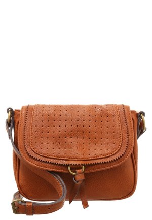 Kleine bruine leren crossbodytas met geperforeerd klepje, decoratief stiksel, messing gesp en verstelbare riem.