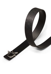 Sort læderbælte med et tekstureret mønster, slankt design og en sølvfarvet metalspænde med en unik cirkulær detalje.