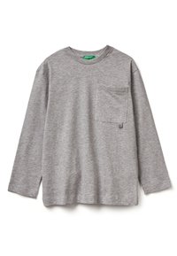 Graues Langarm-T-Shirt mit Rundhalsausschnitt und Brusttasche, aus weichem Stoff, flach auf einem weißen Hintergrund ausgelegt.