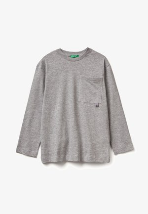 Grijze langwerpige crewneck shirt met een borstzak, gemaakt van zachte stof, plat gelegd op een witte achtergrond.