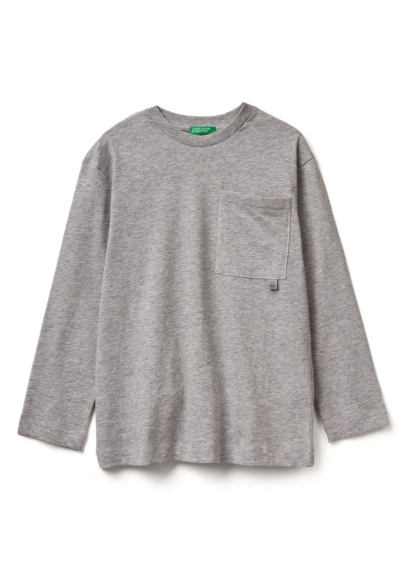 Graues Langarm-T-Shirt mit Rundhalsausschnitt und Brusttasche, aus weichem Stoff, flach auf einem weißen Hintergrund ausgelegt.
