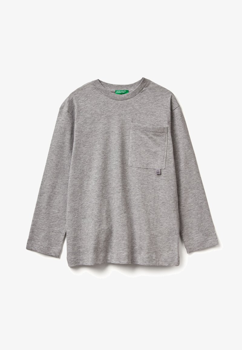 Graues Langarm-T-Shirt mit Rundhalsausschnitt und Brusttasche, aus weichem Stoff, flach auf einem weißen Hintergrund ausgelegt.