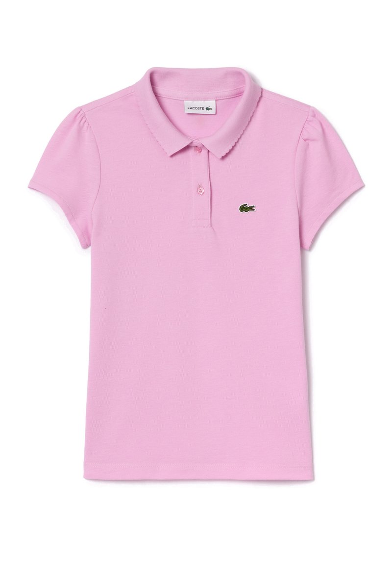 Chemise polo rose en coton, avec des manches courtes bouffantes, un col, et un logo Lacoste vert sur le côté gauche.