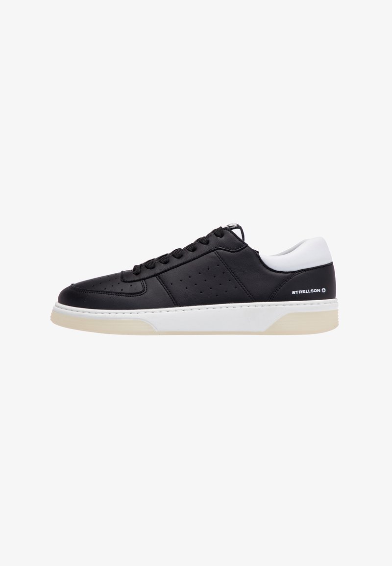 Schwarze Ledersneaker mit einer weißen Gummisohle, runder Zehenpartie, schnürbarem Vorderteil, perforierten Seiten und Logodetail an der Ferse.