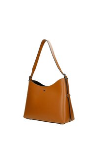 Bruine leren schoudertas met verstelbare riem en klein metalen logo aan de voorkant, weergegeven tegen een witte achtergrond.