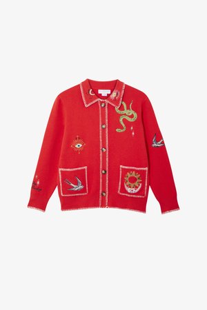 Cardigan rouge en tricot avec un col, présentant des designs brodés d'un serpent, d'un soleil, d'un œil et d'oiseaux sur les poches. Boutons sur le devant.