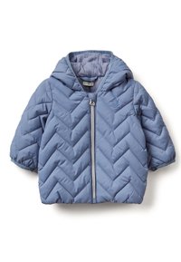 Světle modrá prošívaná bunda s kapucí, s diagonálním prošíváním, zapínáním na přední zip a malým logem králíka na hrudi.