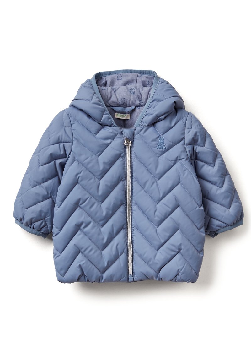 Světle modrá prošívaná bunda s kapucí, s diagonálním prošíváním, zapínáním na přední zip a malým logem králíka na hrudi.