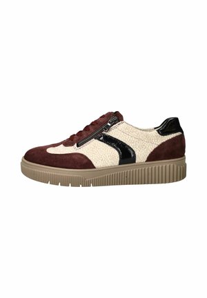 Sneaker met laag profiel van beige gestructureerde stof, donkerrode suède accenten, zwarte lakdetail, zijrits, bruine veters en beige geribbelde zool.