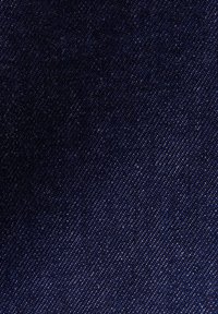 Marineblaues Denim-Gewebe mit einer glatten Textur, das ein dezentes Webmuster und geringe Farbvariationen aufweist.