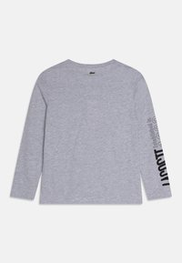 Szara koszulka z długim rękawem wykonana z miękkiej bawełny. Posiada zielone logo przy szyi oraz czarny napis na prawym rękawie.