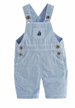 Salopette pour tout-petit à rayures bleues claires et blanches avec une poche avant ornée d'une petite broderie de voilier bleu marine et des boutons marron.