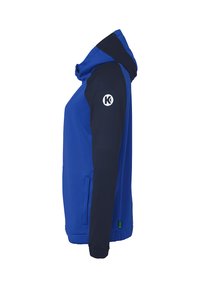 Giacca blu con cappuccio, pannelli sulle spalle color navy, tasche anteriori con zip, polsini elasticizzati e un logo bianco sulla manica. Tessuto dalla trama liscia.